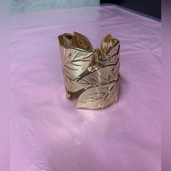 Gold Leaf Thick Bangle - Picture 5 of 7